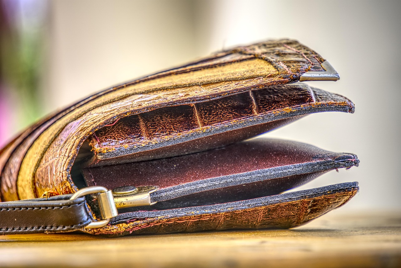 pflege von lederhandtaschen: tipps und tricks zur reinigung, aufbewahrung und erhaltung der qualität ihrer lederhandtasche für langanhaltende schönheit und haltbarkeit.